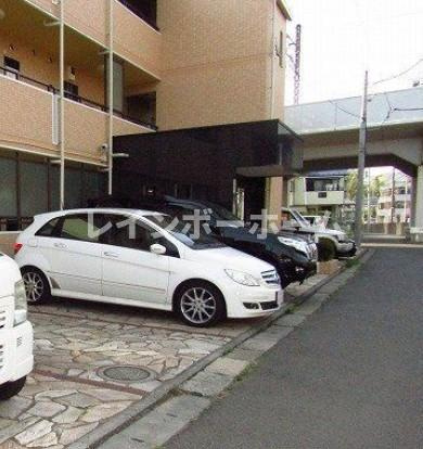 Le・Trentina　(ﾙ・ﾄﾚﾝﾃｨｰﾅ)　特典：仲介手数料が無料です!!の駐車場