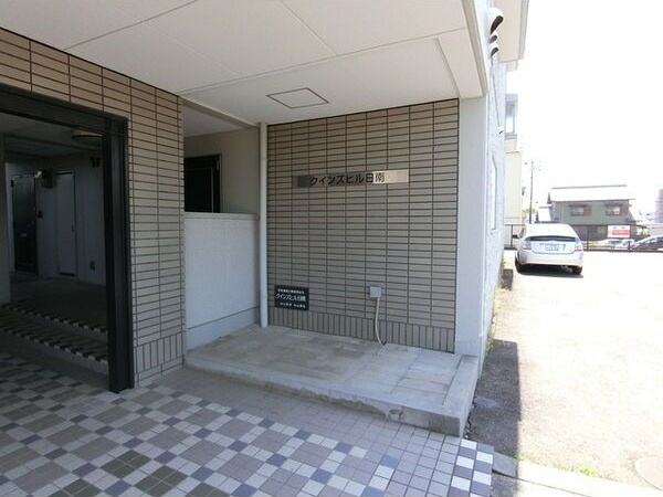 クインズヒル日南のエントランス