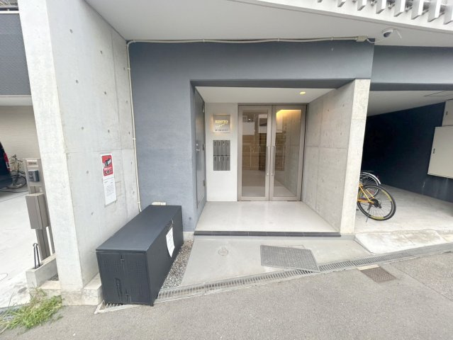 RIHITO新大阪WESTのエントランス