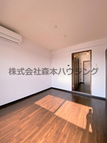 【洋室】 | 　スタジオM | ※同タイプ別室の写真を使用しています。
　設備内容や色調など相違がある場合は実際のお部屋の現状優先となります。