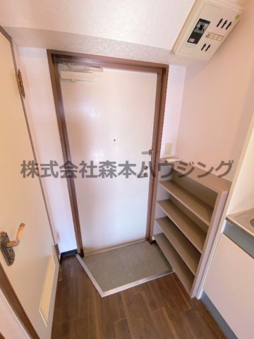 【玄関】 | 　スタジオM | ※同タイプ別室の写真を使用しています。
　設備内容や色調など相違がある場合は実際のお部屋の現状優先となります。