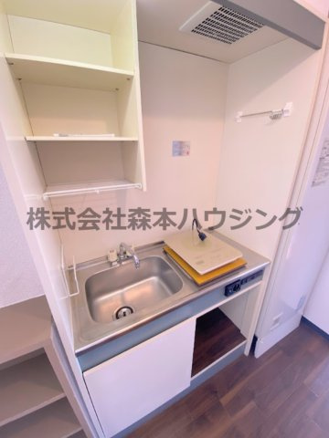 【キッチン】 | 　スタジオM | ※同タイプ別室の写真を使用しています。
　設備内容や色調など相違がある場合は実際のお部屋の現状優先となります。