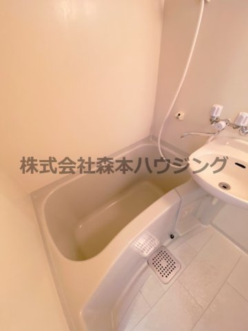 【浴室】 | 　スタジオM | ※同タイプ別室の写真を使用しています。
　設備内容や色調など相違がある場合は実際のお部屋の現状優先となります。