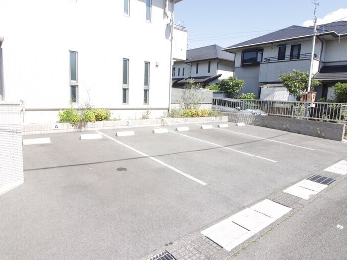 エルメゾン南うぐいす台の駐車場