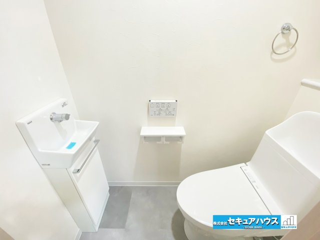 【中古マンション】パークシティ松下のトイレ|【トイレ】
◆高機能トイレの多くは便器のフタの開閉が自動であり、使用後に手動で水を流す面倒もなく非常に便利です。スタイリッシュな見た目で、お掃除しやすく、節水効果が高いです。　　　　　　　　　　　　　