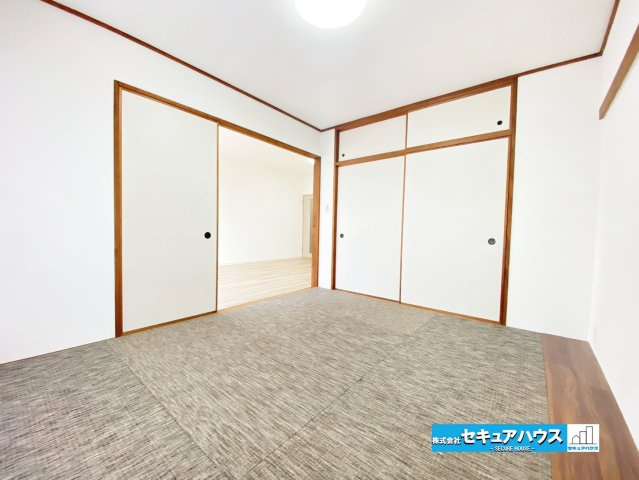 【中古マンション】パークシティ松下の和室|【LDK横6帖和室】
◆畳表替え、障子貼替、襖貼替、敷居スベリ交換済み！
◆落ち着いた雰囲気の和室は、客間やお子様のお昼寝スペースなど、さまざまな用途で活用できます。　　　　　　　　　　　　　　　　　