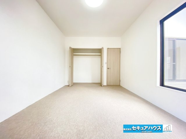 【中古マンション】パークシティ松下の洋室|【洋室9帖】
◆壁・クロス貼替済み♪
◆広々9帖の洋室はキングサイズのベッドや大型家具を置いてもゆとりのある空間。主寝室として快適に使え、ワークスペースや収納を設けるなど暮らしに合わせて活用できます！