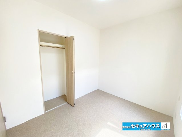 【中古マンション】パークシティ松下の洋室|【洋室4.5帖】
◆壁・クロス貼替済み♪
◆4.5帖の洋室は、子ども部屋や書斎、趣味の部屋などにぴったり。ベッドやデスクを置いても使いやすく、家族それぞれの暮らしに合わせて活用できる空間です。　　　　