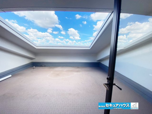 【中古マンション】パークシティ松下のその他|【テラス】
◆広々としたテラスは、洗濯物を干すスペースとしてはもちろん、テーブルやチェアを置いてアウトドア気分を楽しむこともできます。季節の風を感じながら、家族でゆったり過ごせる開放的な空間です。　　