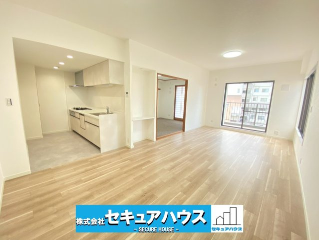 【中古マンション】パークシティ松下の居間・リビング|【LDK16.7帖】
◆南向きのリビングで日当たり良好です。
◆フローリング貼替済で、汚れを拭き取りやすく、日々のお手入れもラクになります♪　　　　　　　　　　　　　　　　　　　　　　　　　　　　　　