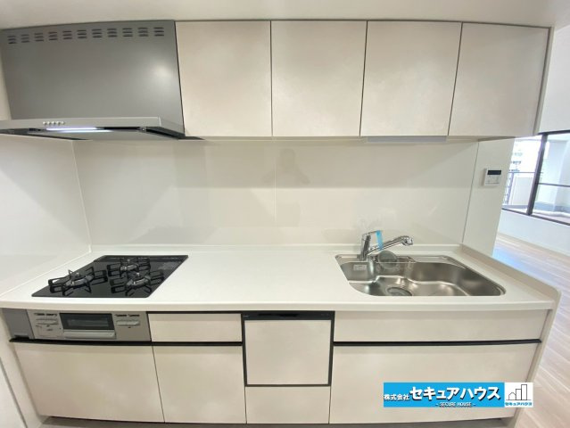 【中古マンション】パークシティ松下のキッチン|【キッチン】
◆同時にたくさんの料理が調理できる3口コンロ。「焼く・蒸す・煮る」の工程を同時進行で進めることができるので、料理を素早く作ることができます。育児でバタバタ忙しいママに嬉しい♪　　　　　　