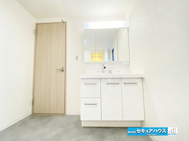 【中古マンション】パークシティ松下の独立洗面台|【洗面台】
◆鏡の裏にはたっぷりと収納スペースを標準装備！
◆電源を付属しているのでドライヤーなど利用できます。
◆洗面台下にも収納スペースがあるため、洗剤やシャンプーのストックを入れられます。　　　