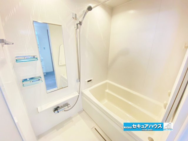 【中古マンション】パークシティ松下の浴室|【浴室】
◆アクセントパネルで落ち着きのある雰囲気を演出します。毎日の疲れを癒やすバスタイムをお楽しみ下さい！
◆窓付きで、カビの繁殖を抑える効果があります。
◆追い炊き機能を備えたオートバスです。　
