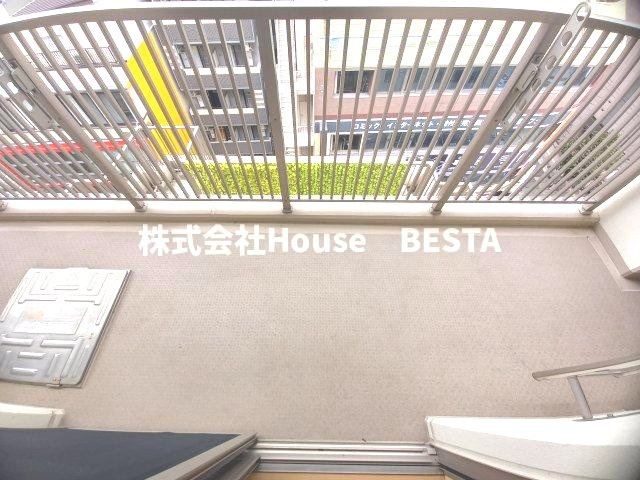 パラッツォロッサのバルコニー