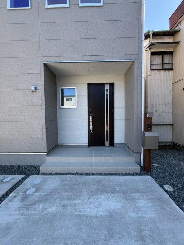 沼津市下河原町全1棟　1号棟の玄関
