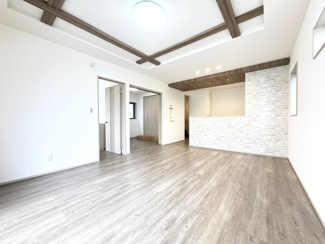 ワイウッドコート前橋市箱田町第8期　3号棟の居間・リビング|カウンターキッチンなのでお料理をしながら会話もできます。
夕食の支度をしながら、お子様の様子も見られて自然と会話も増えますよ♪
