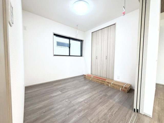 ワイウッドコート前橋市箱田町第8期　3号棟の洋室|1階洋室です。リビングと続き間タイプの洋室です♪
収納も付いています♪
