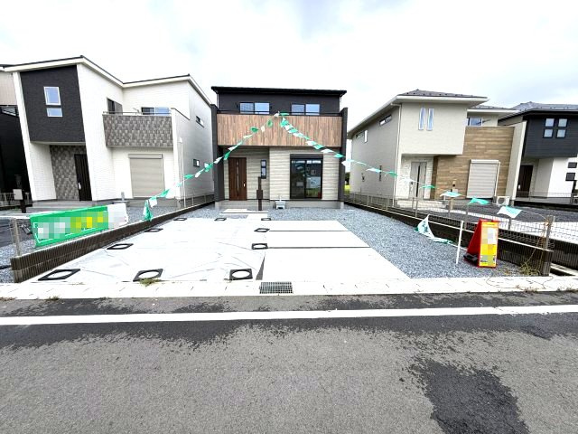 ワイウッドコート前橋市箱田町第8期　3号棟の前面道路含む現地写真|駐車場もキレイに整備されています。並列３台駐車可能です！