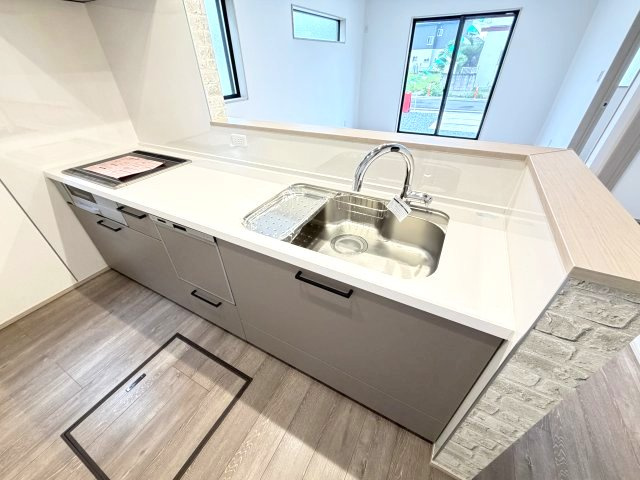 ワイウッドコート前橋市箱田町第8期　3号棟のキッチン|人気のカウンターキッチン採用です☆
IHコンロも３口ご用意しています！調理スペースも広くストレスなくお料理できます。
浄水器つきなので美味しいお水も飲めますよ♪
収納も沢山ご用意しています。