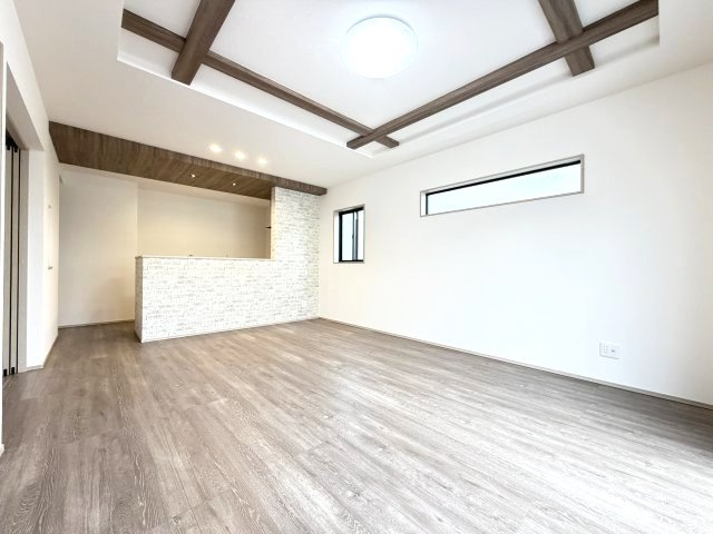 ワイウッドコート前橋市箱田町第8期　3号棟の居間・リビング|15.7帖リビング♪人気の対面式キッチンを配した空間はお好みの家具も合わせやすく、家族がくつろぐ快適な空間造りをサポート。窓からは明るい陽光が差し込みます。