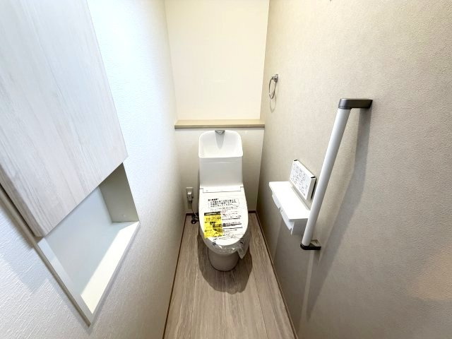 ワイウッドコート前橋市箱田町第8期　3号棟のトイレ|1階トイレです。清潔感のある白を基調としています。
温水洗浄・便座暖房機能の付いた快適なトイレです☆