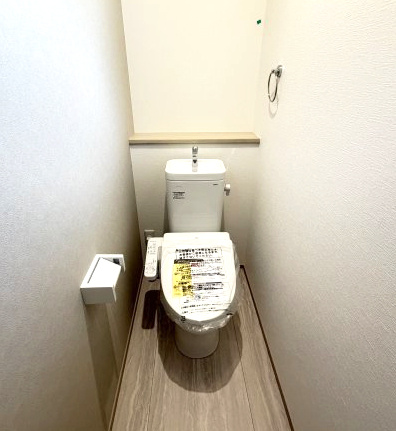 ワイウッドコート前橋市箱田町第8期　3号棟のトイレ|2階トイレです。清潔感のある白を基調としています。