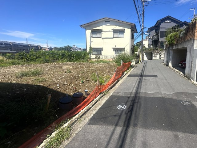 ｷﾀ━━━━(ﾟ∀ﾟ)━━━━!!大船も北鎌倉も楽しめちゃう！住環境良き立地の新築戸建！駐車も快適ですし、収納も盛りだくさん！完成後に決めたいと言う方、その前に無くなるかも『鎌倉市台４丁目』新築戸建の前面道路含む現地写真|前面道路含む現地写真です