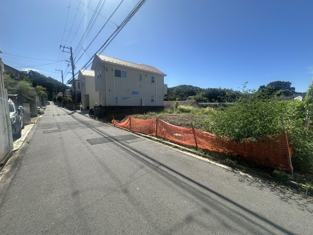 ｷﾀ━━━━(ﾟ∀ﾟ)━━━━!!大船も北鎌倉も楽しめちゃう！住環境良き立地の新築戸建！駐車も快適ですし、収納も盛りだくさん！完成後に決めたいと言う方、その前に無くなるかも『鎌倉市台４丁目』新築戸建の前面道路含む現地写真|前面道路含む現地写真です