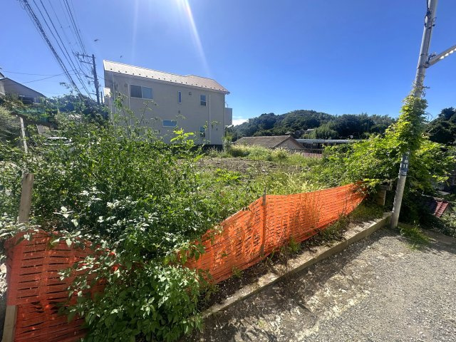 ｷﾀ━━━━(ﾟ∀ﾟ)━━━━!!大船も北鎌倉も楽しめちゃう！住環境良き立地の新築戸建！駐車も快適ですし、収納も盛りだくさん！完成後に決めたいと言う方、その前に無くなるかも『鎌倉市台４丁目』新築戸建の前面道路含む現地写真|前面道路含む現地写真です