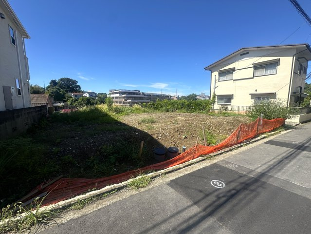 ｷﾀ━━━━(ﾟ∀ﾟ)━━━━!!大船も北鎌倉も楽しめちゃう！住環境良き立地の新築戸建！駐車も快適ですし、収納も盛りだくさん！完成後に決めたいと言う方、その前に無くなるかも『鎌倉市台４丁目』新築戸建の前面道路含む現地写真|前面道路含む現地写真です