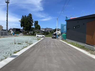 【前面道路含む現地写真】 | 【新築分譲住宅】山形市明神前　全1棟 | 【Frontal road】
忙しく過ぎゆく日常を忘れ去るほど、ゆったりした時間が流れる住環境。『快適』は「家」と「街」と「環境」が調和した時に訪れることだと改めて感じさせてくれます。