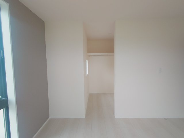 リーブルガーデン高松市国分寺町国分第一◇人気のオプションセットプレゼント実施中です！の収納|ウォークインクローゼット
「掛ける収納」と「置く収納」を使い分けられるため、衣類の量や持ち物の形状に合わせた配置にしやすい便利なウォークインクローゼットです。