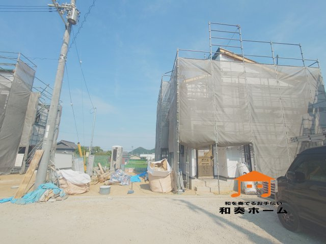 リーブルガーデン高松市国分寺町国分第一◇2026年度補助金対象の長期優良住宅です！の前面道路含む現地写真|８号棟外観
南側のちょっとしたお庭は、家庭菜園やガーデニング、子どもの遊び場、外でくつろぐ場所として使いやすいです。日中に庭を活用しやすいので、暮らしの幅が広がりますね(^^♪