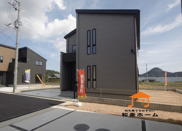 リーブルガーデン高松市国分寺町国分第一◇人気のオプションセットプレゼント実施中です！の前面道路含む現地写真|８号棟 
無駄のないシンプルな表情は、都会的でスタイリッシュな空間を演出し、住まいに先進的なイメージを与える外壁のお家です。無機質でありながらも温かみを感じさせる表情は、見る人に強い印象を残します。