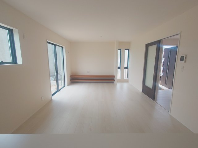 リーブルガーデン高松市国分寺町国分第一◇人気のオプションセットプレゼント実施中です！の居間・リビング|リビング
 広いリビングは、家族それぞれが快適に過ごせるほか、在宅勤務やリビング学習など多様な用途に活用できます。みんながリビングで作業をしても適度な距離感が確保できます。