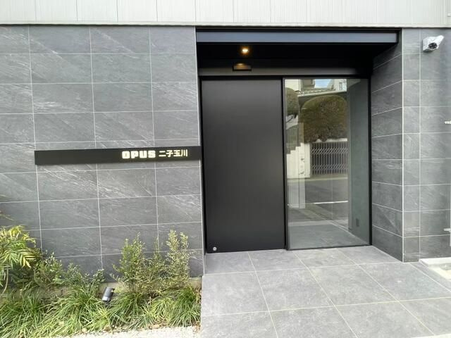 世田谷区瀬田１丁目の店舗事務所のエントランス