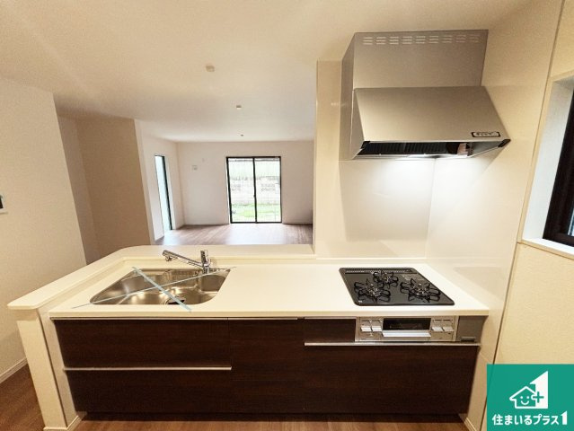 豊中市大島町　第5期　新築一戸建てのキッチン|リビングと統一感があり、使い勝手のいいキッチン。広々としているので、二人並んで作業が出来ちゃいます。お子様と一緒に色々なお料理に挑戦できるスペースがあります。