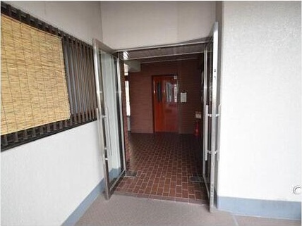 プライム八田のエントランス