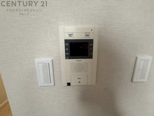 訪問者が来たときにテレビ画面で確認できるため、安心してドアを開けられます。録画機能があるものもあり、留守中に来訪者を記録しておくことができます。利便性が高く、セキュリティ面でも安心です。