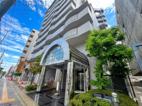 JR福知山線「伊丹」駅まで徒歩7分、阪急伊丹線「伊丹」駅までも徒歩9分と、2路線利用可能な非常に利便性の高い立地です。