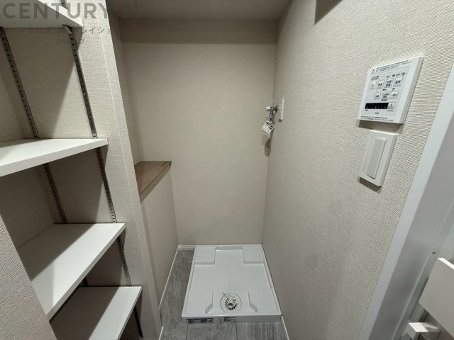洗濯物の仕分け作業がしやすく、整理整頓が容易になります。洗濯音や湿気を他の部屋に持ち込まず、生活環境を快適に保ちます。上部を活用すれば収納スペースを確保でき洗剤や洗濯用品の整理もしやすくなります。