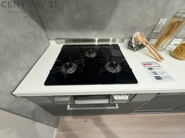 多数の調理器具を同時に使用でき、料理の効率化が可能。省エネで節約になり、様々な料理スタイルに適応できます。また、火力調整が独立しており、手入れや掃除もしやすく、今よりもっとお料理が楽しくなるかも。