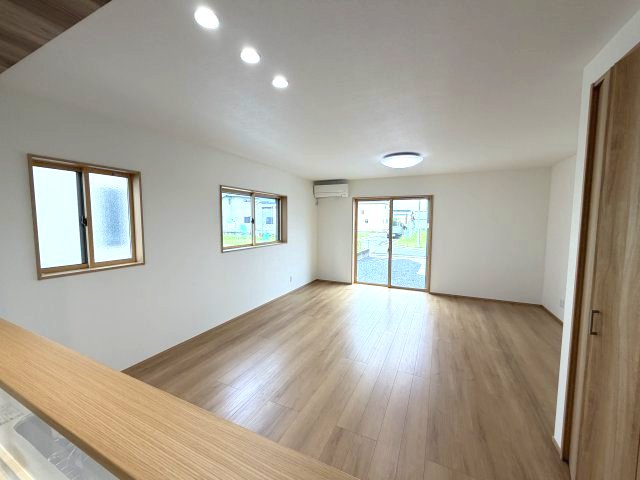 ワイウッドコート前橋市箱田町第9期　1号棟の居間・リビング|カウンターキッチンなのでお料理をしながら会話もできます。
夕食の支度をしながら、お子様の様子も見られて自然と会話も増えますよ♪
