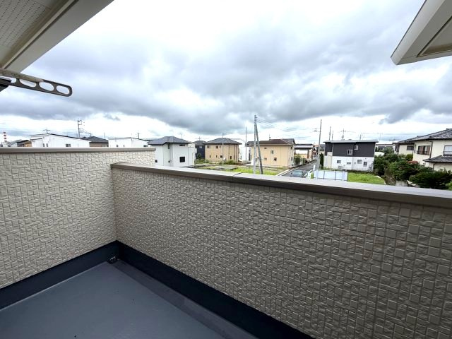 ワイウッドコート前橋市箱田町第9期　1号棟のバルコニー|南面バルコニーは、室内にも暖かな陽光を取り入れることができます☆