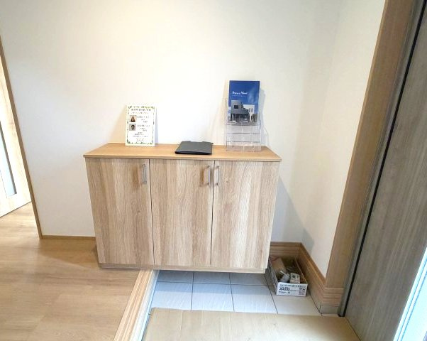 ワイウッドコート前橋市箱田町第9期　1号棟の玄関|収納もある玄関です