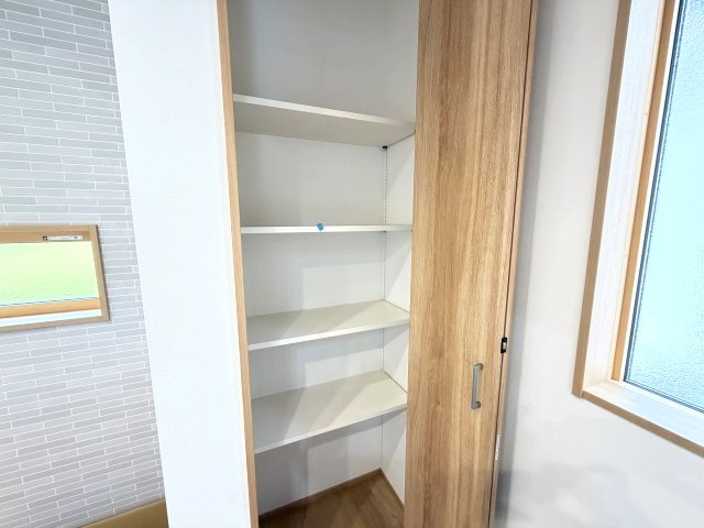 ワイウッドコート前橋市箱田町第9期　1号棟の収納|キッチン奥にはパントリーがあります♪