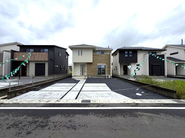 ワイウッドコート前橋市箱田町第9期　1号棟の前面道路含む現地写真|前面道路も広々していて車の出し入れもしやすいですよ！