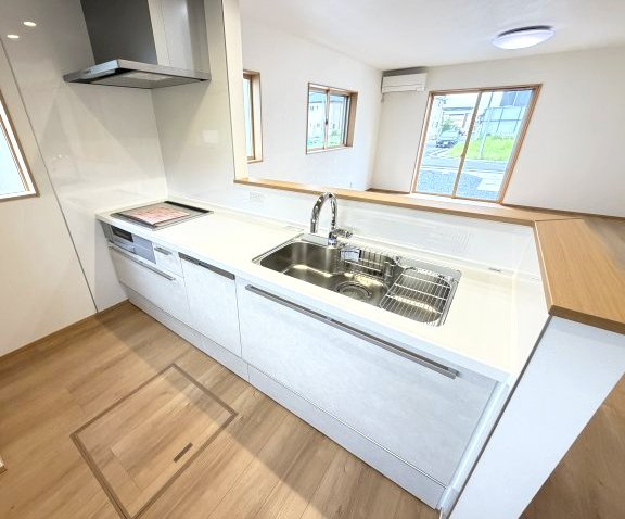 ワイウッドコート前橋市箱田町第9期　1号棟のキッチン|人気のカウンターキッチン採用です☆
IHコンロも３口ご用意しています！調理スペースも広くストレスなくお料理できます。
浄水器つきなので美味しいお水も飲めますよ♪
収納も沢山ご用意しています。