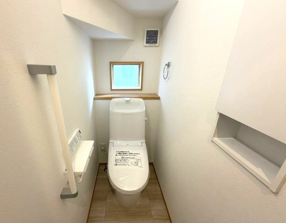 ワイウッドコート前橋市箱田町第9期　1号棟のトイレ|1階トイレです。清潔感のある白を基調としています。
温水洗浄・便座暖房機能の付いた快適なトイレです☆