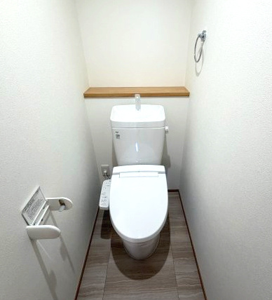 ワイウッドコート前橋市箱田町第9期　1号棟のトイレ|2階トイレです。清潔感のある白を基調としています。